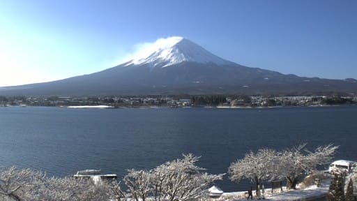 河口湖畔から見た富士山