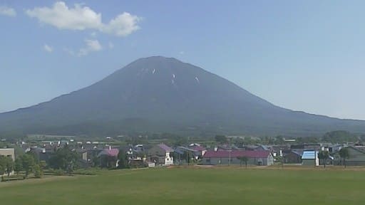 倶知安町の街並みと羊蹄山