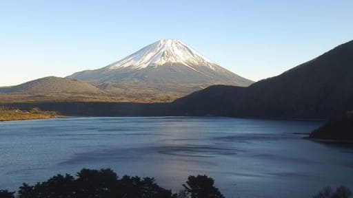 本栖湖から見た富士山