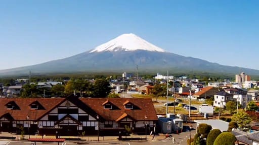 富士河口湖駅前から望む富士山