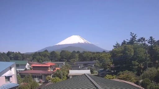 精進湖民宿村から望む富士山