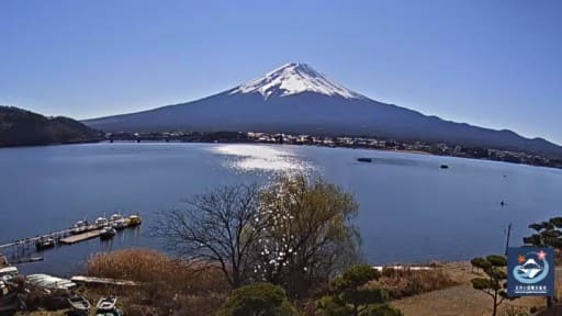 河口湖畔から望む富士山