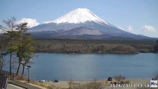 精進湖から望む富士山