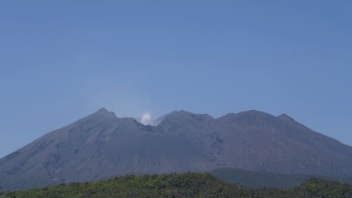 垂水市から望む桜島 (共同通信)