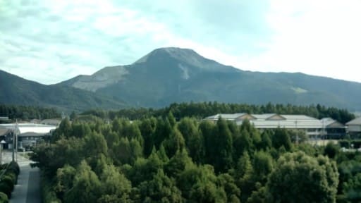 伊吹高等学校から望む伊吹山